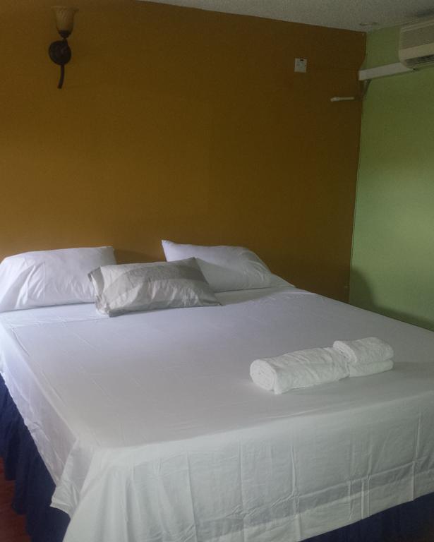 Impeccable Guest Rooms 2 Kingston Esterno foto