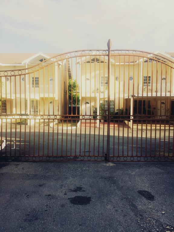Impeccable Guest Rooms 2 Kingston Esterno foto