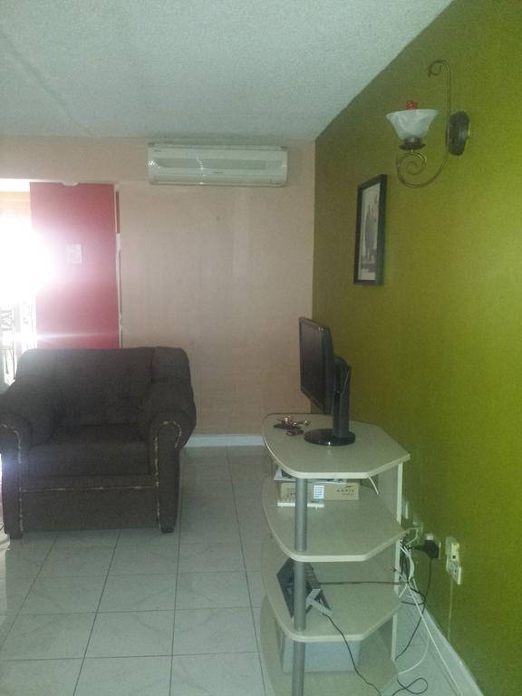 Impeccable Guest Rooms 2 Kingston Esterno foto